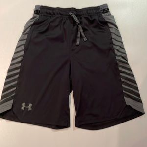 Boys Under Armour Heat Gear Loose fitting shorts - size L - Black
